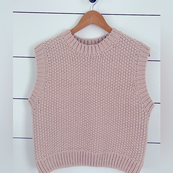 H&M Sweaters - NWOT PINK H&M CROPPED SWEATER VEST